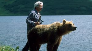 Edge of Eden: Living with Grizzlies's poster
