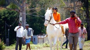 Akka Kuruvi's poster