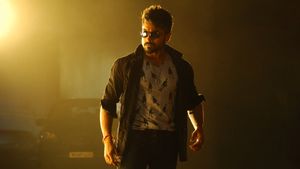 Anjaan's poster