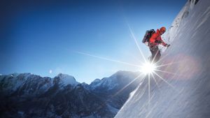 Ueli Steck - Auf schmalem Grat's poster