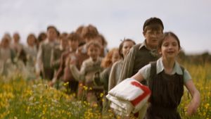 The Railway Children Return's poster