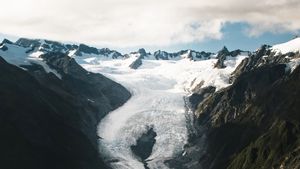 New Zealand: Earth's Mythical Islands's poster