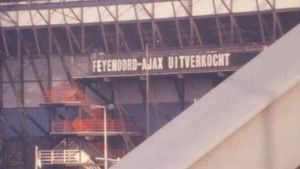 Feyenoord - tussen kade en Kuip's poster