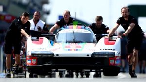 Racing with Giants: Porsche at Le Mans's poster