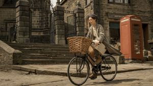 The Railway Children Return's poster