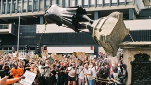 Statue Wars: One Summer in Bristol's poster