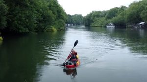 Source to Sea down the River Thames WITHOUT Leaving it (Part 1)'s poster