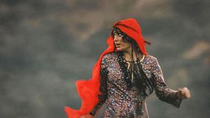The Girl with the Red Scarf's poster