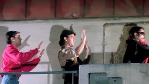 Andaz Apna Apna's poster