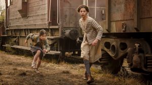 The Railway Children Return's poster