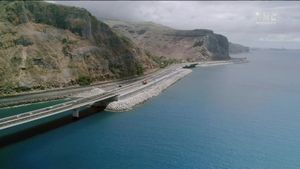 Île de la Réunion - L'incroyable route qui défie l'Océan's poster