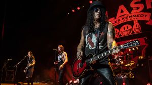 Slash featuring Myles Kennedy & The Conspirators - Living The Dream Tour's poster