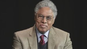 Thomas Sowell: Common Sense in a Senseless World's poster