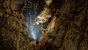 20,000 Meters Under the Earth, in search of the giant cave's mystery's poster