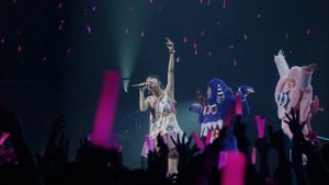 LiVE is Smile Always ~PiNK&BLACK~ in Nippon Budokan -Ichigo Donut-'s poster