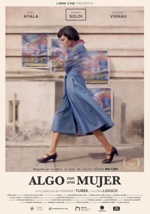 Algo con una mujer's poster