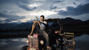 Irumbu Thirai's poster