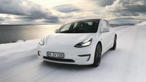 Tesla Model 3 vs. Diesel-SUV vs. Nordkap im Winter!'s poster