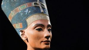 Nefertiti: Who Does She Belong To?'s poster