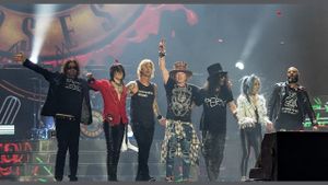 Guns N' Roses: 2 Classic Albums Under Review: Use Your Illusion I and II's poster