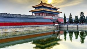 Behind the Walls of the Forbidden City's poster