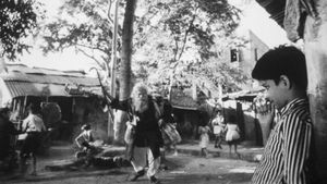 Bari Theke Paliye's poster