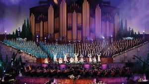 Hallelujah! Christmas with the Mormon Tabernacle Choir Featuring Laura Osnes's poster