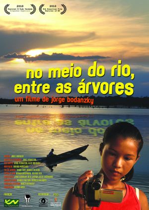 No meio do rio, entre as árvores's poster