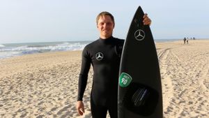 The Perfect Wave: Big Wave Surfing in Portugal's poster