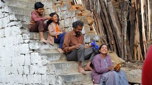 Akka Kuruvi's poster