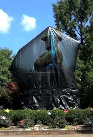 La statue de Robert E. Lee à Charlottesville's poster image