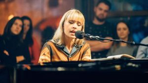 Angèle, seule au piano's poster