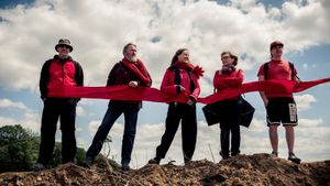 Die rote Linie - Widerstand im Hambacher Forst's poster