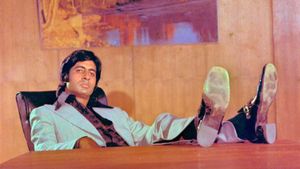 Deewaar's poster