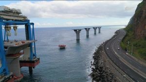 Île de la Réunion - L'incroyable route qui défie l'Océan's poster