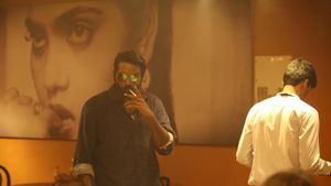 Kadhalum Kadandhu Pogum's poster