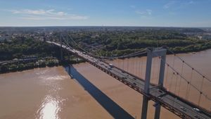 Ponts de Bordeaux: Technologie de haut vol's poster