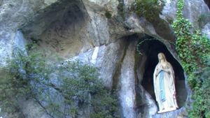 Le mystère de la grotte de Lourdes's poster