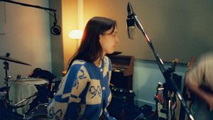 Lizzy McAlpine - Older: The Making Of The Album's poster