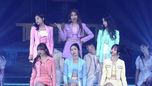 2019 GFRIEND ASIA TOUR 'GO GO GFRIEND!''s poster