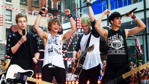 5 Seconds of Summer: So Perfect's poster