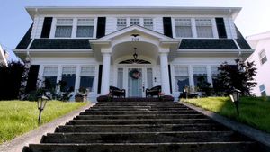 Welcome Home: Mary Reber and the Twin Peaks Palmer House's poster