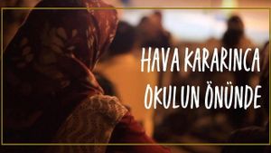 Hava Kararınca Okulun Önünde's poster
