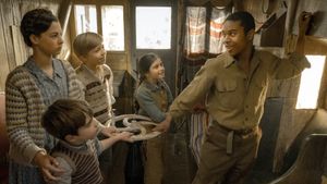 The Railway Children Return's poster