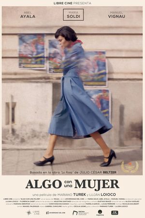 Algo con una mujer's poster