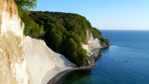 Rügen - Weiße Felsen, grüne Wälder's poster