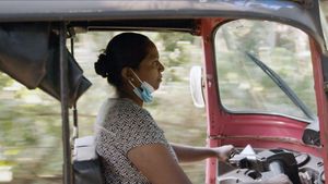Im Tuktuk zur Freiheit: Sri Lankas Frauen machen mobil's poster