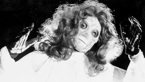 The Night Evelyn Came Out of the Grave's poster