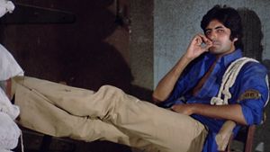 Deewaar's poster