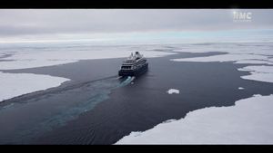 Le Commandant Charcot, croisière hi-tech dans les glaces's poster